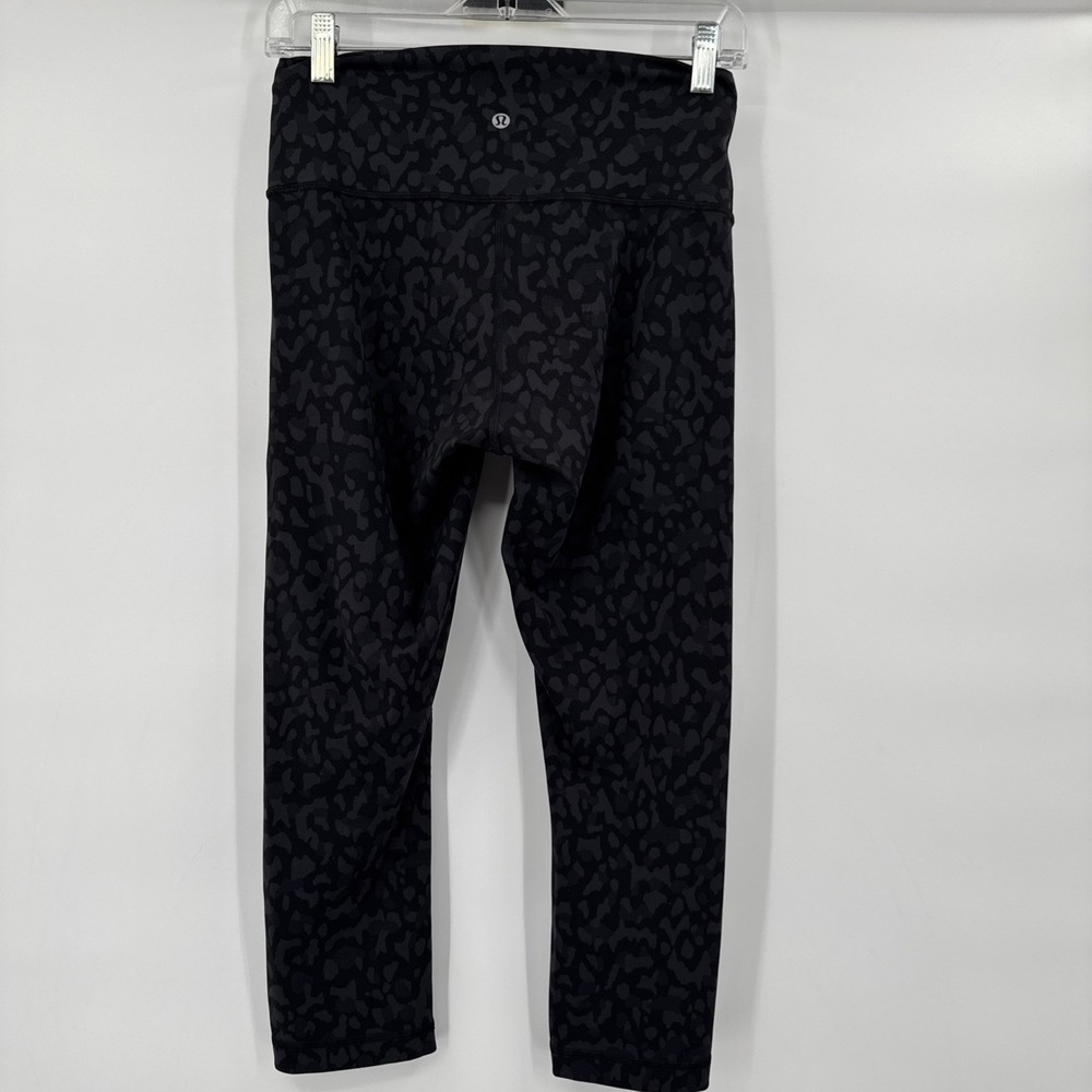 Lululemon Women Size 8 Black Camo Cropped W6BFBS Mid-rise